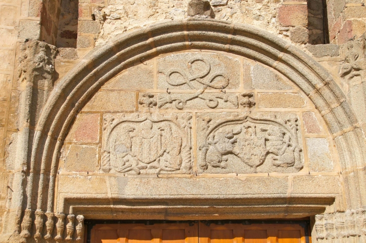 Fronton du portail de la Basilique. - Évron