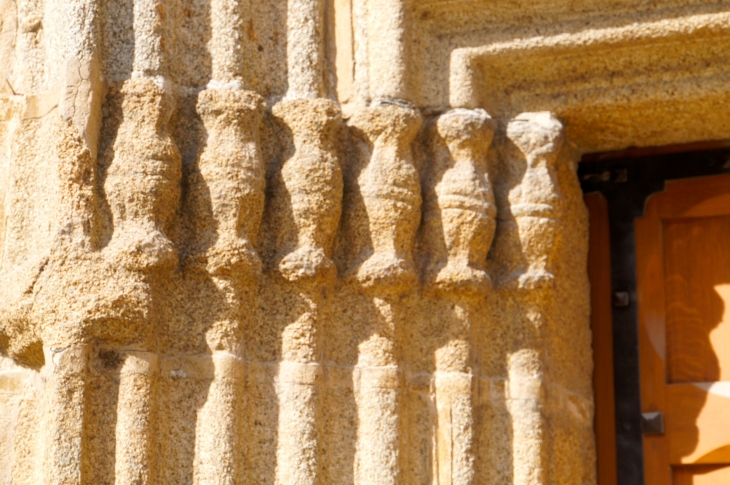 Chapiteau du portail de la Basilique. - Évron