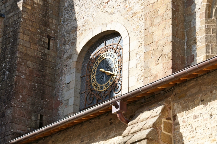 L'horloge de la Basilique. - Évron