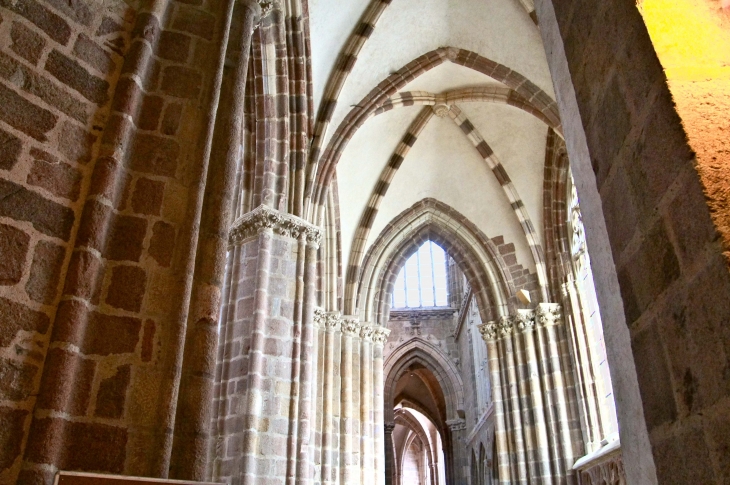 Bas coté roman : la Basilique. - Évron