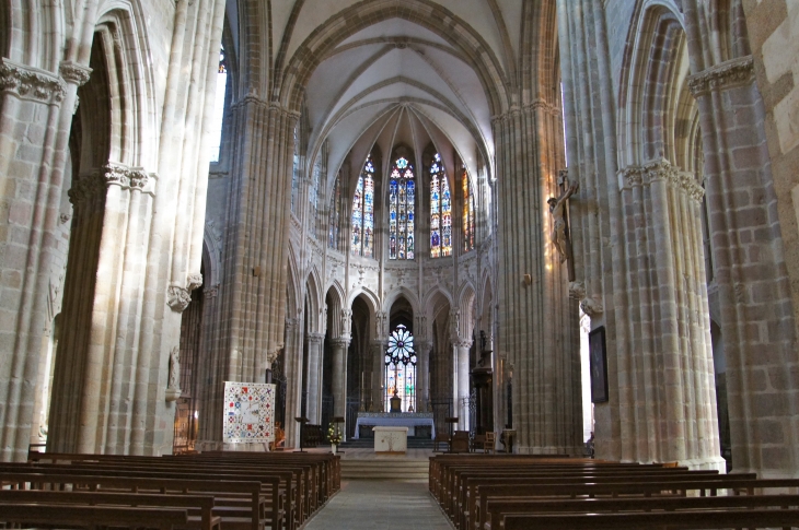 La nef de la Basilique. - Évron