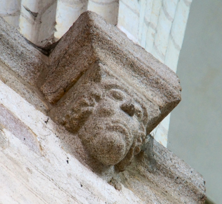 La Basilique : corbeau sculpté. - Évron