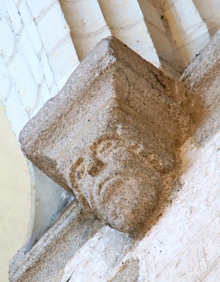 La Basilique : corbeau sculpté. - Évron