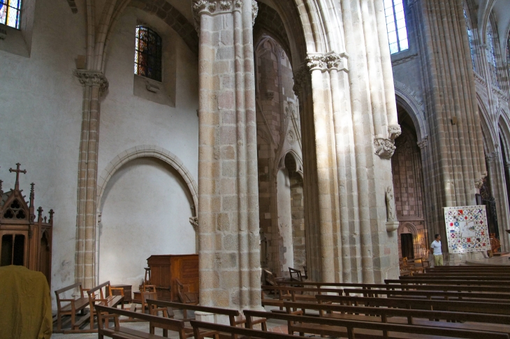 La Basilique : bas côté gauche. - Évron