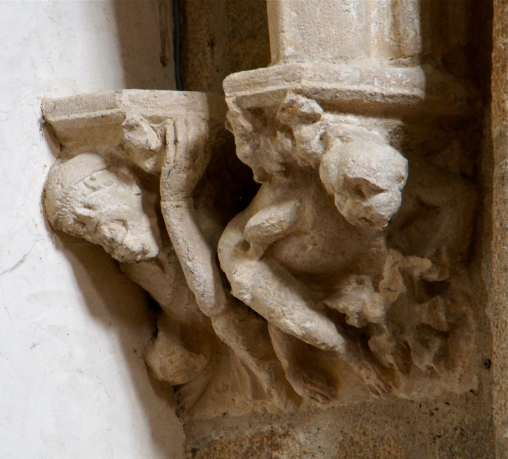 La Basilique : corbeau sculpté. - Évron