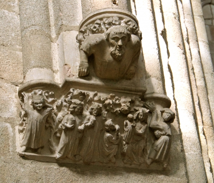 Détail : bas relief, la Basilique. - Évron