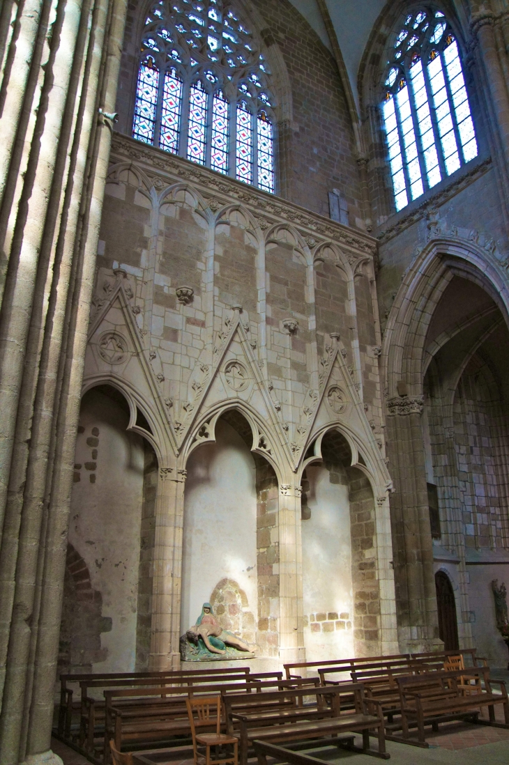 La Basilique : bas côté gauche. - Évron