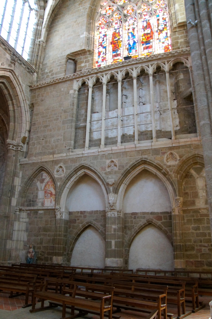 La Basilique : bas côté droit. - Évron