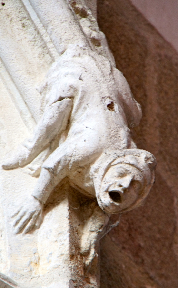 La Basilique : corbeau sculpté. - Évron