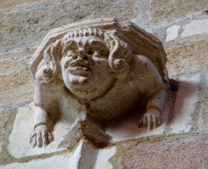 La Basilique : corbeau sculpté. - Évron