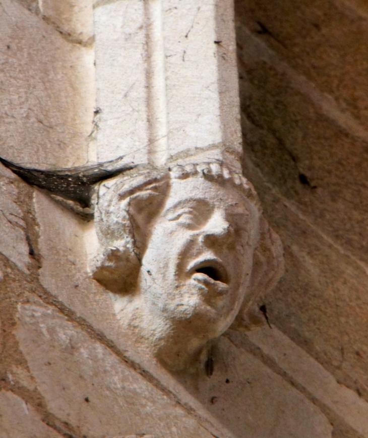 La Basilique : corbeau sculpté. - Évron