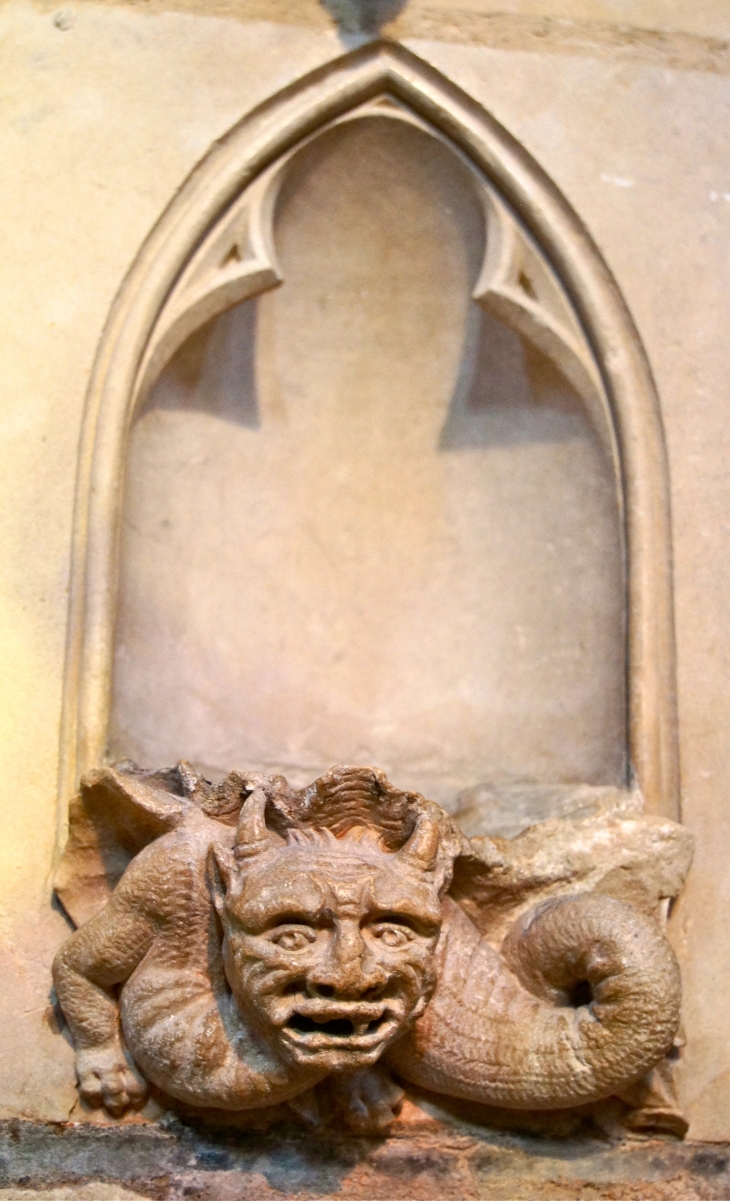 La Basilique : bénitier sculpté. - Évron