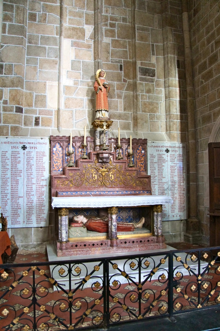 Basilique : chapelle du déambulatoire. - Évron