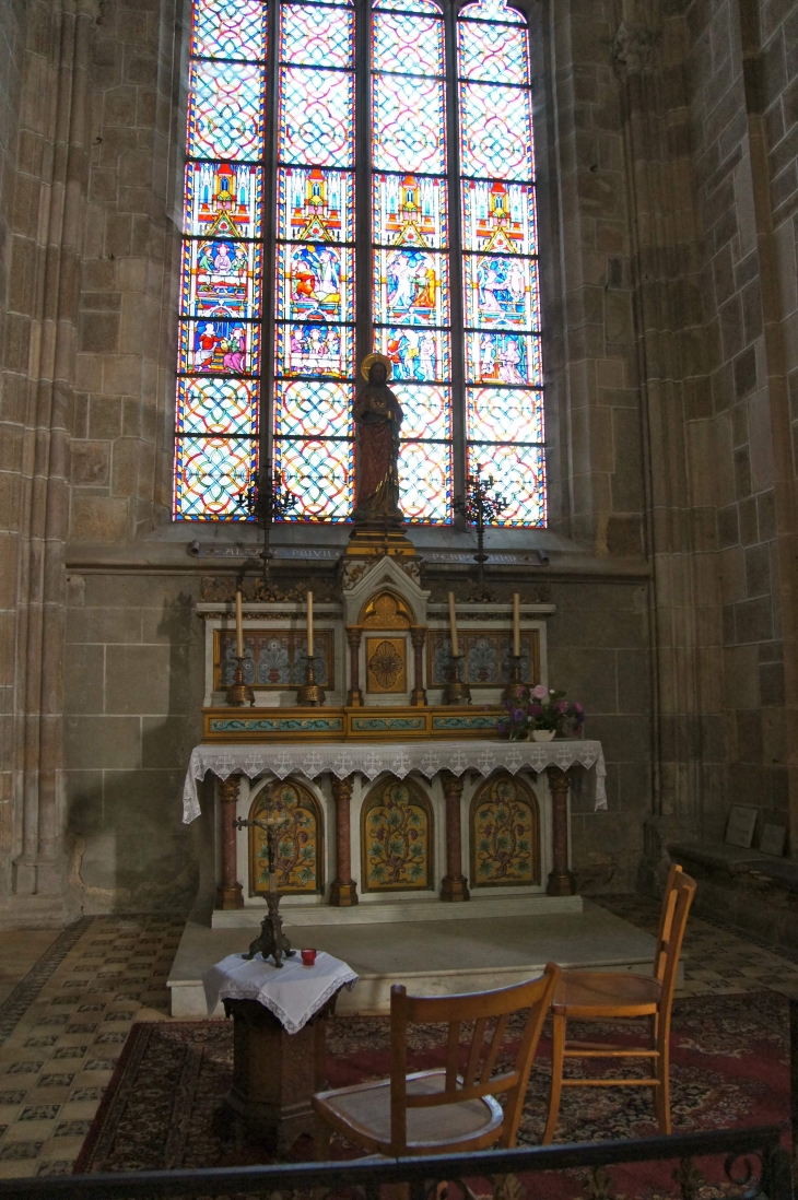 Basilique : chapelle du déambulatoire. - Évron