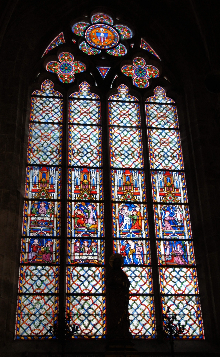 Basilique : vitrail du déambulatoire. - Évron