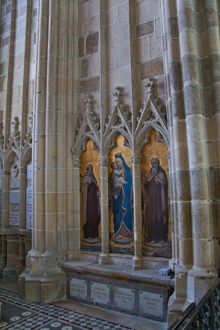 Basilique : chapelle du déambulatoire. - Évron