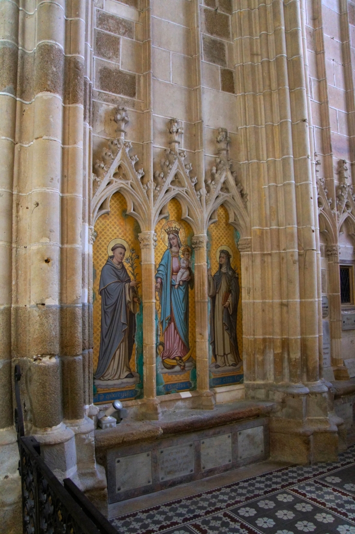 Basilique : chapelle du déambulatoire. - Évron