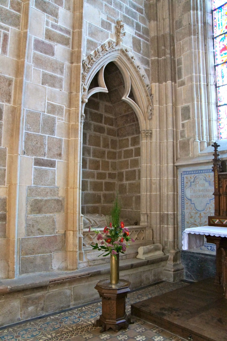 Basilique : chapelle du déambulatoire. - Évron