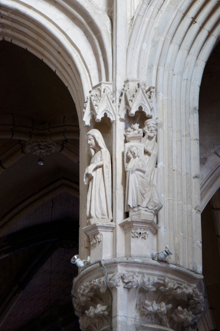 La Basilique : sculptures des piliers. - Évron