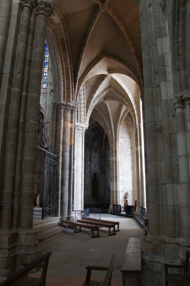 Le déambulatoire de la Basilique. - Évron