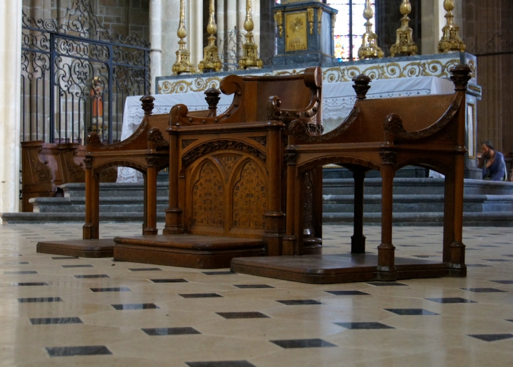 La cathèdre. Basilique d'Evron. - Évron