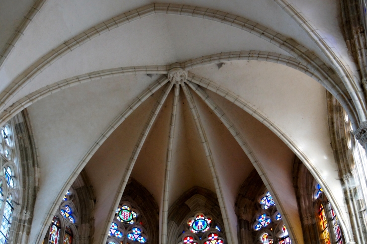 Voûte au dessus du choeur. Basilique. - Évron