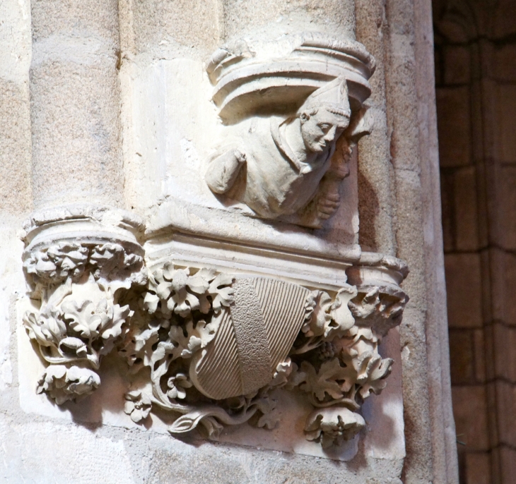 La Basilique : bas relief. - Évron