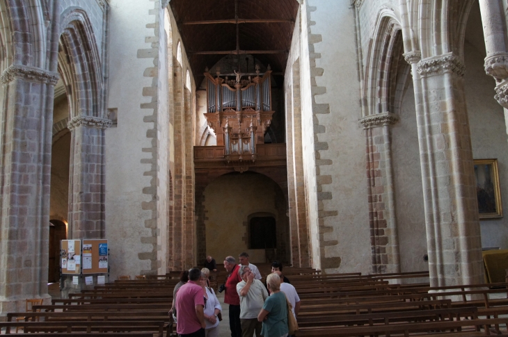 La Basilique : la nef vers l'orgue. - Évron