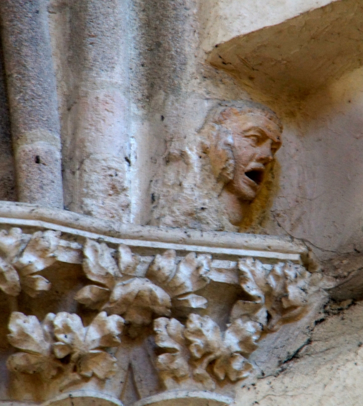 La Basilique : bas relief. - Évron