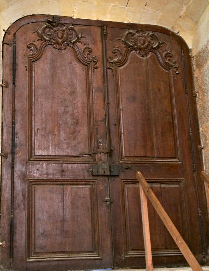 La Basilique : joile porte sculptée. - Évron