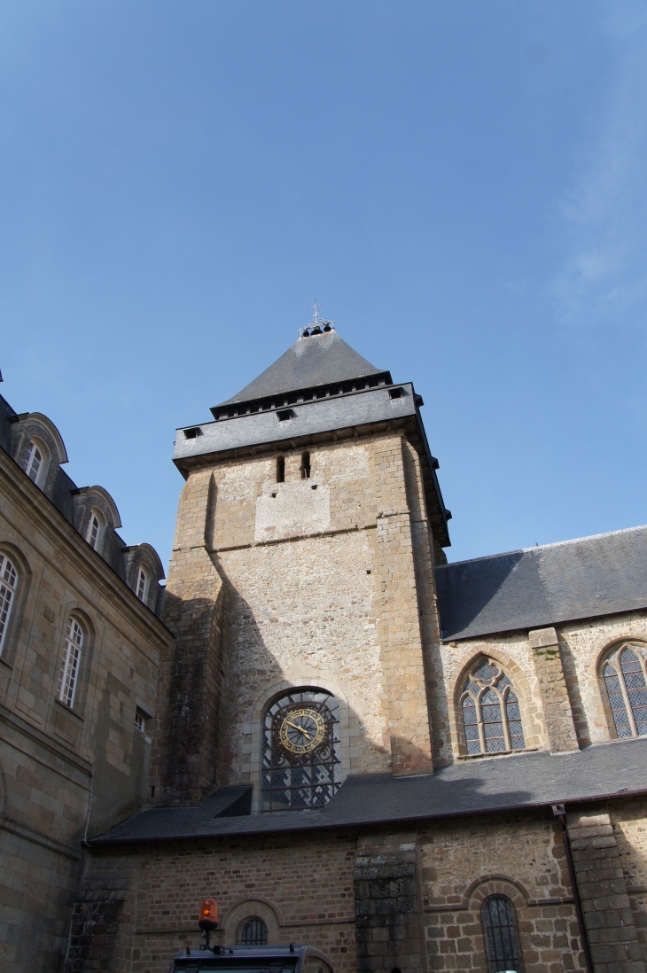 Tour ouest de la basilique d'évron. - Évron