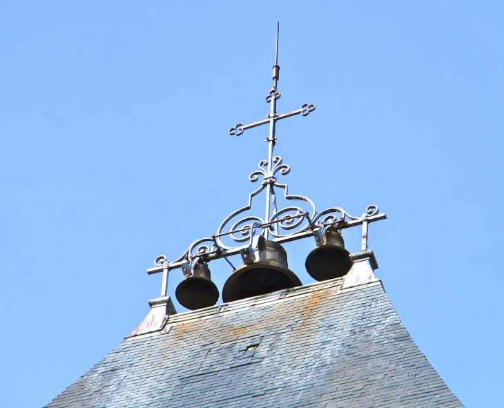 Les cloches de la tour ouest de la basilique d'évron. - Évron