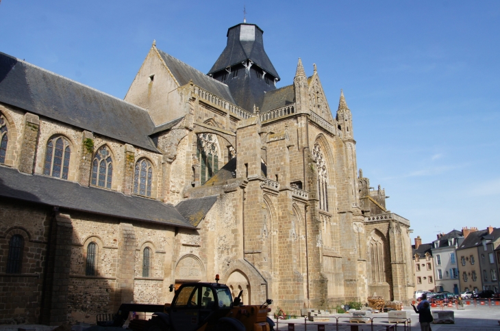 La Basilique Notre Dame de l'épine. La légende : Au 7e siècle de notre ère, un pélerin de retour de Jérusalem avec une relique fut le témoin de faits extraordinaires. Le miracle auquel il assista est à l'origine de la création d'un monastère bénédictin. - Évron