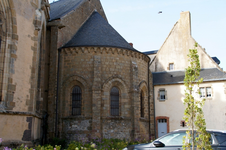 La basilique : le chevet de la chapelle. - Évron