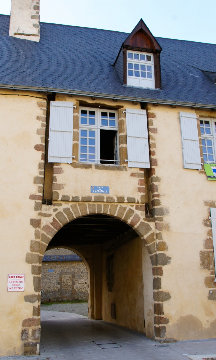 Place de l'Abbatiale. - Évron