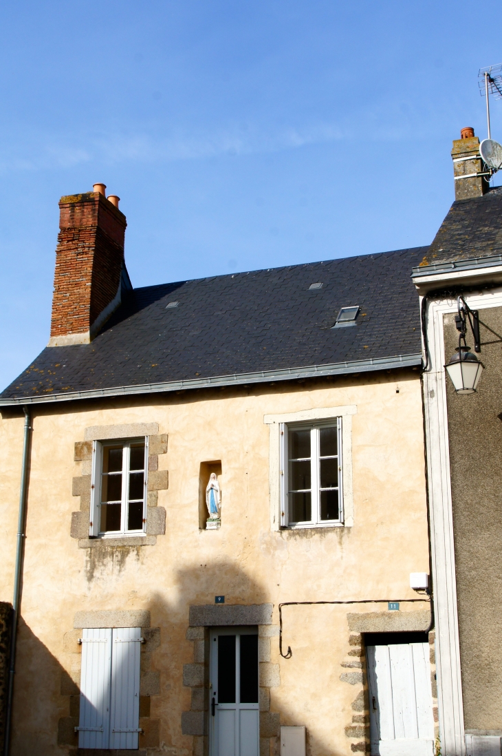 Place de l'Abbatiale. - Évron