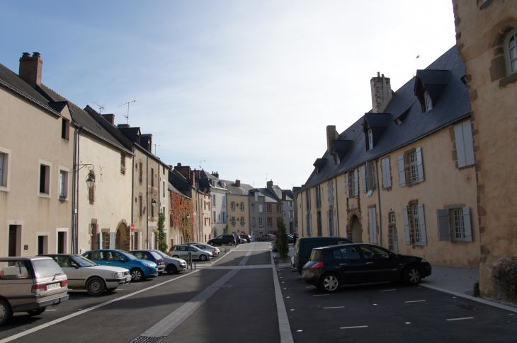 Place de l'Abbatiale. - Évron