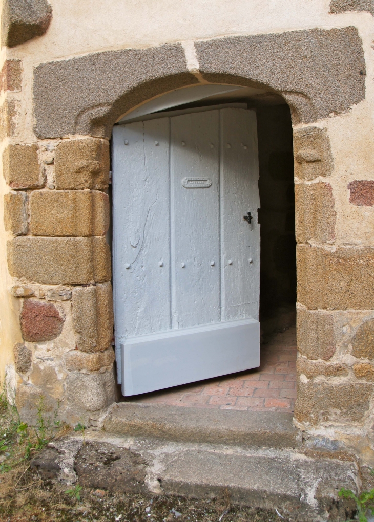 Petite porte , cour Saint Crespin. - Évron