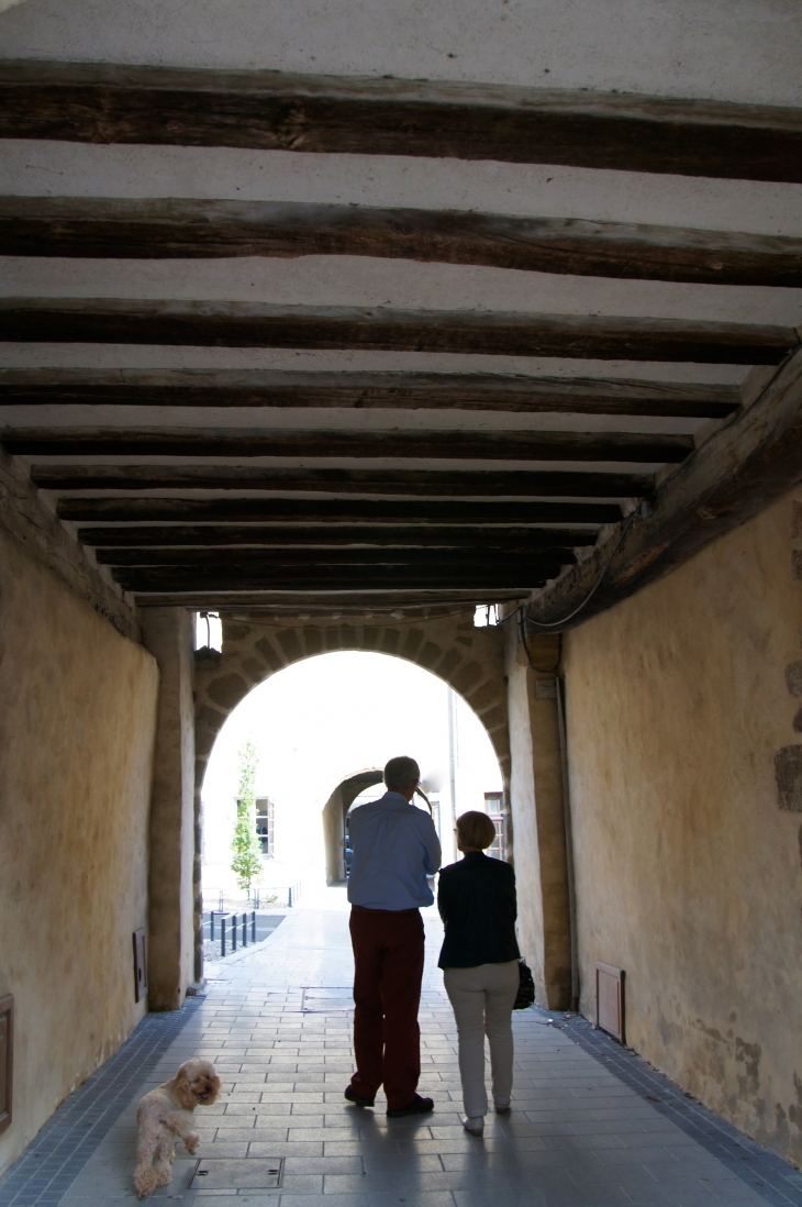 Passage couvert, vers la place de l'Abbatiale. - Évron