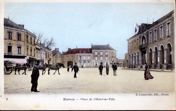 Place de l'Hôtel de Ville, vers 1905 (carte postale ancienne). - Évron