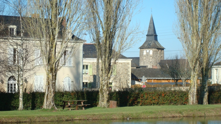 La mairie et  le clocher de l'église. - Fromentières