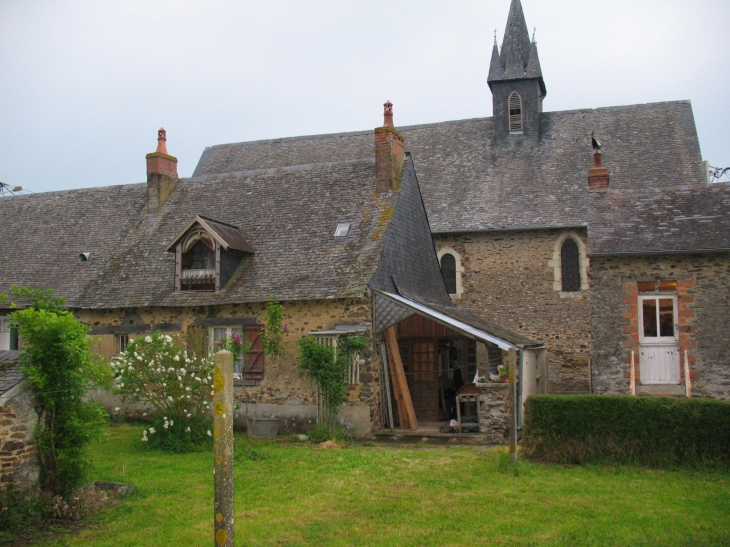 église  du coté de la rue des cinq clochers - Gennes-sur-Glaize