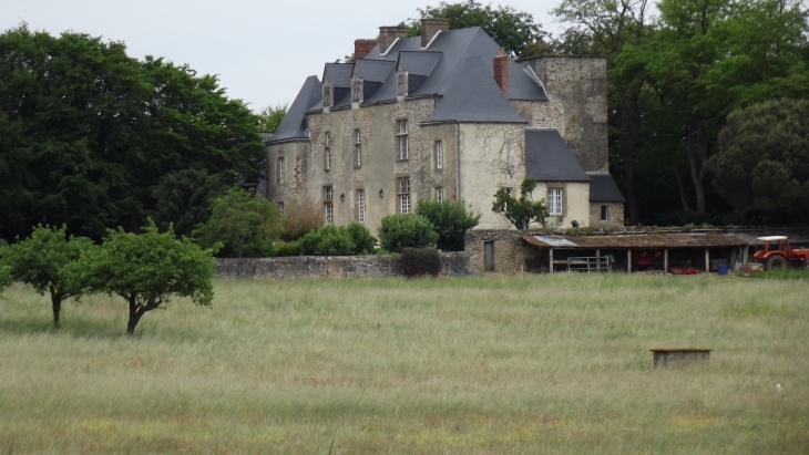 Du 12ème siècle modifié par un prieur bouillé d'une grande famille mayennaise - Gesnes