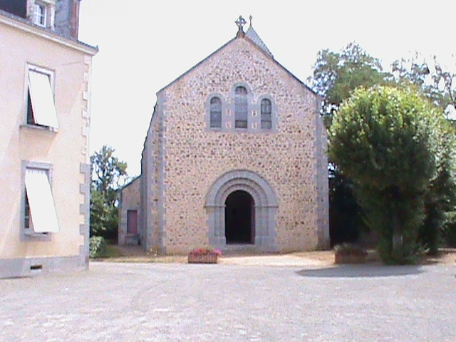 église de gesnes style romane avec croix celtique contruction de 1874