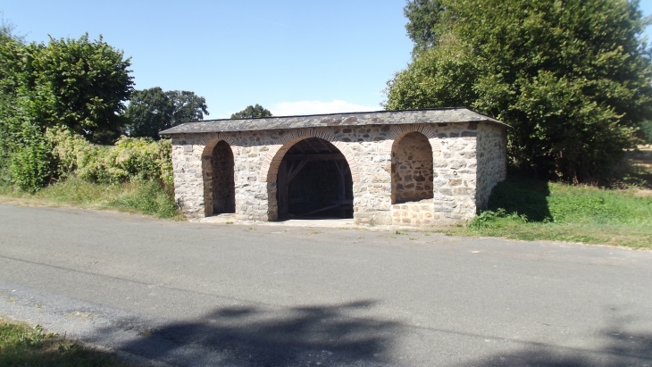 Lavoir communal de gesnes le plans d'origine d'execution est exagonal et devient carre