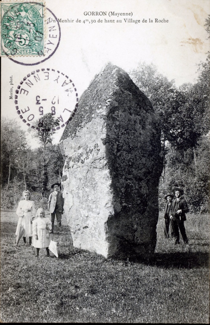 Un Menhir de 4m30 de haut au Village de la Roche, vers 1907 (carte postale ancienne). - Gorron