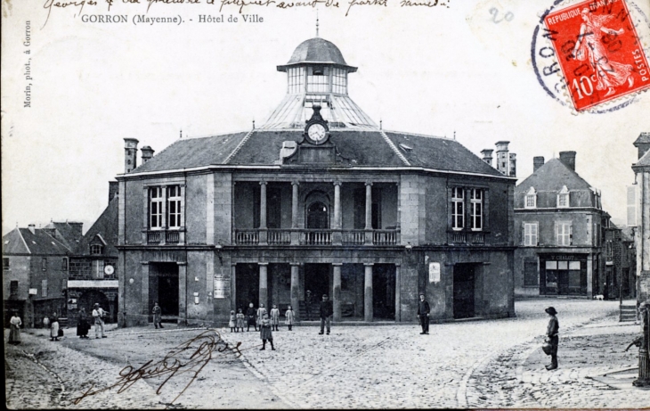 Hôtel de Ville, vers 1908 (carte postale ancienne). - Gorron