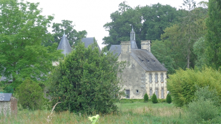  Servitude et tourelle d'angle de l'ancien château du Bois - Grazay