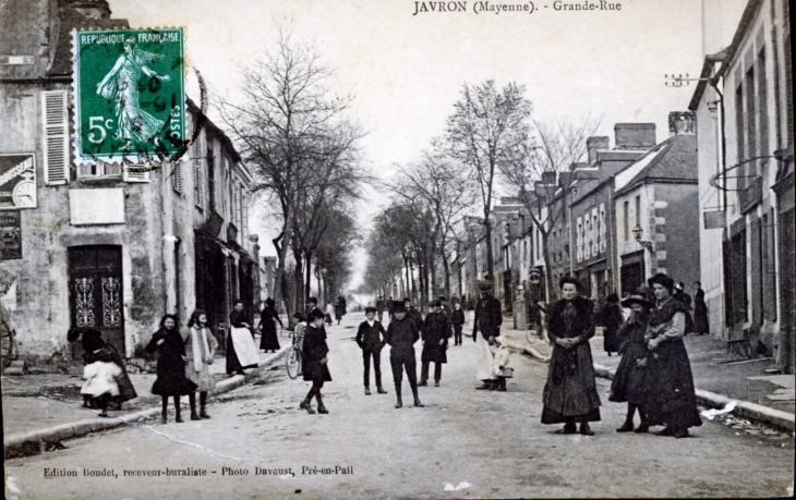 Grande-Rue, vers 1912 (carte postale ancienne). - Javron-les-Chapelles