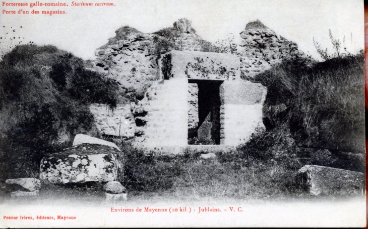 Forteresse Gallo-Romaine -Porte d'un des magasins, vers 1910 (carte postale ancienne). - Jublains